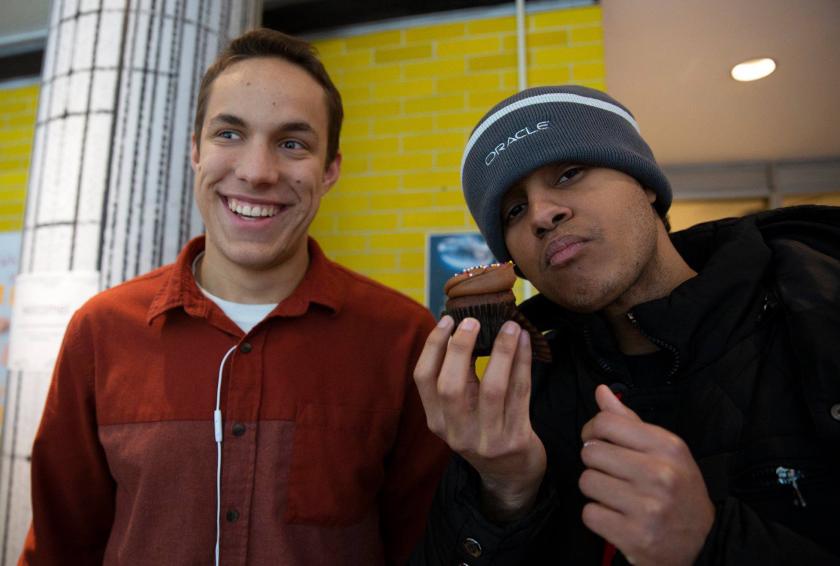 students eating cupcakes